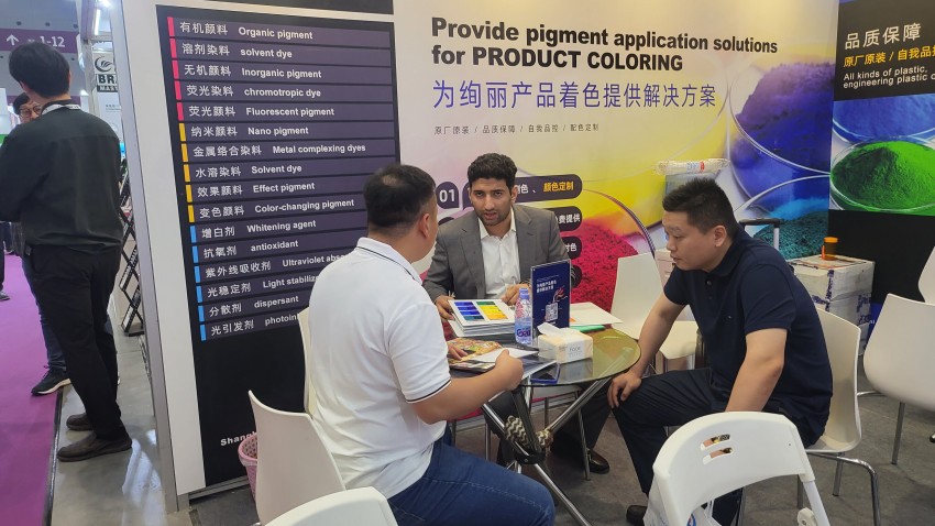 我們的外貿(mào)部參展人員與國外客戶交流中