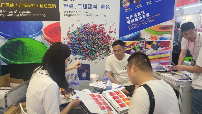 展會現(xiàn)場我們的工作人員與客戶細(xì)心交流