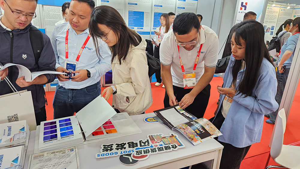 精顏化工專業(yè)團(tuán)隊(duì)為客戶詳細(xì)介紹產(chǎn)品技術(shù)參數(shù)