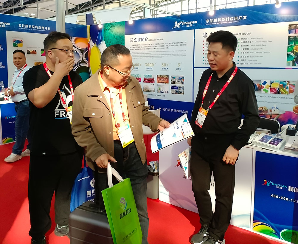 給客戶提供我們的產(chǎn)品手冊(cè)