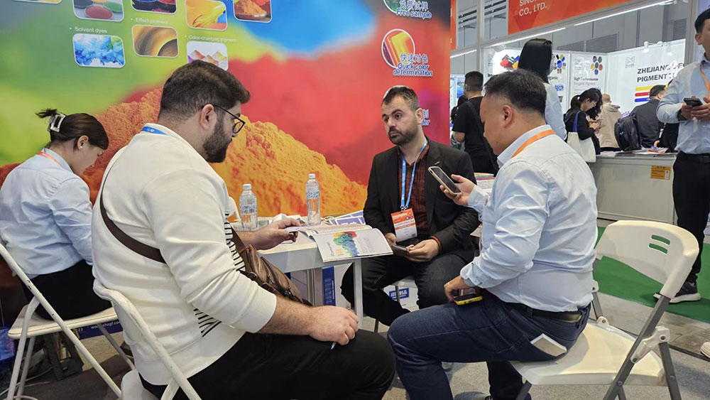 技術(shù)團隊與國外客戶現(xiàn)場交流