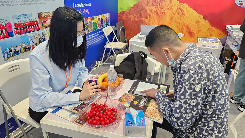 客戶在觀看我們的產(chǎn)品手冊