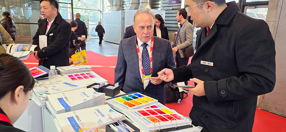 與國際客戶洽談交流