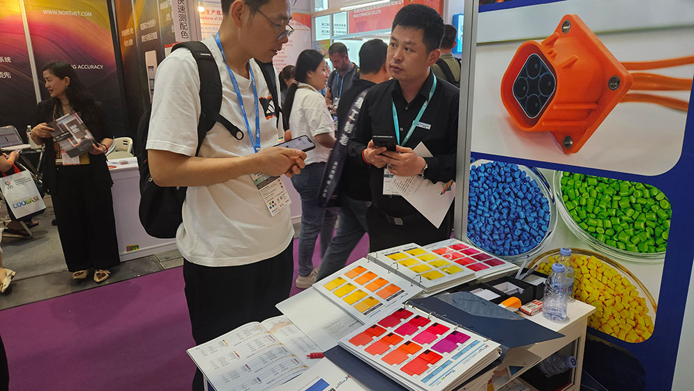 給觀眾講解我們的產(chǎn)品色卡